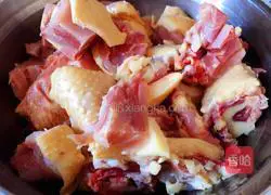 Illustration of how to make braised chicken and mushroom vermicelli 3