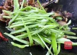 Illustration of how to make fried pig ears with three peppers 9