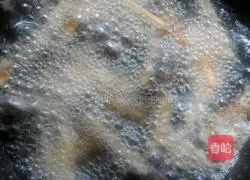 Illustration of how to make fried anchovy shrimp balls 3