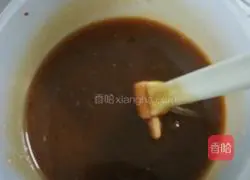 Illustration of how to cook small seafood in sauce 2