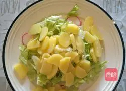 Illustration of how to make vegetable, egg and ham slice salad 3
