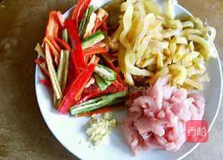 Illustration of how to stir-fry shredded pork with pepper and mustard 2