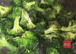 Illustration of how to cook garlic meat with broccoli 3