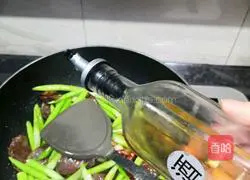 Illustration of how to stir-fry sausages with bamboo shoots 4