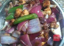 Illustration of how to stir-fry twice-cooked pork with onions 6