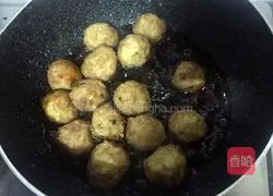 Illustration of making sweet and sour meatballs 12