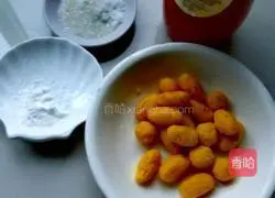 Illustration of how to make tomato sauce cornballs 1