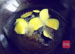 Illustration of how to make fried quail eggs and three delicacies