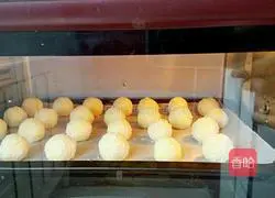 Illustration of how to make golden coconut balls 10