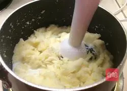 Milk Illustration of how to make fragrant mashed potatoes 6