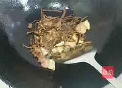 Illustration of how to make tea tree mushrooms in dry pot 6