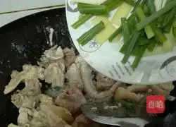 Illustration of how to make chicken stewed mushroom vermicelli 3