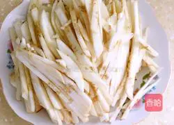 Illustration of how to stir-fry eggplant shreds with green and red peppers 2