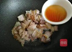 Illustration of how to stir-fry bacon with pepper 9