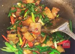 Illustration of how to cook twice-cooked pork with garlic sprouts 8