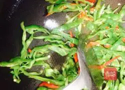 Illustration of how to stir-fry shredded pork with pepper and pickled mustard 12