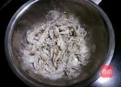 Illustration of how to eat two small river shrimps 4