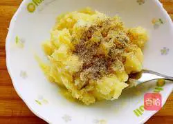 Illustration of how to make mashed potato and shrimp balls 11