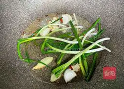 Illustration of how to cook crucian carp with edamame 7