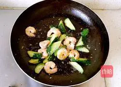 Illustration of how to make fried cucumber and shrimp 8
