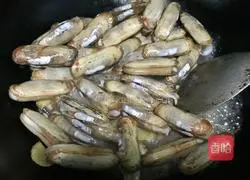 Illustration of how to stir-fry razor clams with wine aroma 4