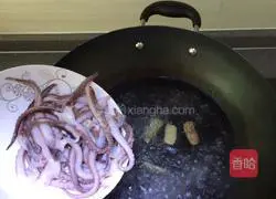 Illustration of how to make spicy squid tentacles 4