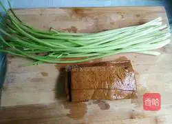 Illustration of how to stir-fry Hunan dried celery with small celery 1