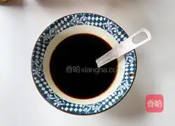 Illustration of how to make chicken wings, rice cakes and shrimps in pot 3