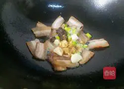 Illustration of how to make twice-cooked pork with carrots 7