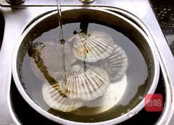 Illustration of how to make garlic scallops 2