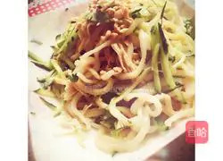 Illustration of how to make cold noodles with green onion and shredded chicken 10