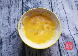 Illustration of how to wrap shrimps in wonton skins 18