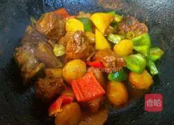 Illustration of how to cook pork ribs with colored peppers and potatoes 12