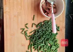 Illustration of how to make stir-fried meat with garlic moss 1