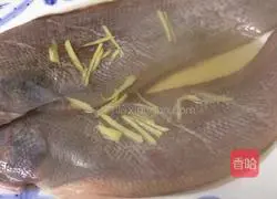 Illustration of how to steam tongue sole with pickled vegetable juice 8