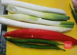 Illustration of how to make fried squid with two peppers and green onions 2
