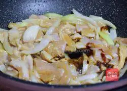 Illustration of how to stir-fry onions with chicken tenders in oyster sauce 4