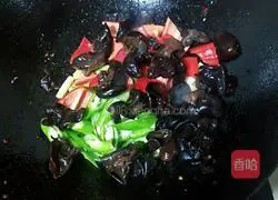 Illustration of how to make fresh bamboo shoots, fungus and twice-cooked pork 12