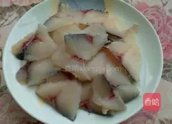 Illustration of how to make spicy boiled fish fillets 1