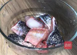 Illustration of how to cook fish cubes with fungus 1 