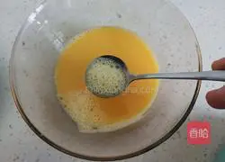 Illustration of how to make steamed eggs with shrimps and tofu 5