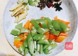 Recipe for stir-fried spicy chicken (Shandong cuisine) Illustration 2