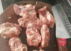 Illustration of how to make sweet and sour pork ribs with young bamboo shoots and enoki mushrooms 1