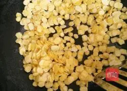 Illustration of how to make salt and pepper corn money 3