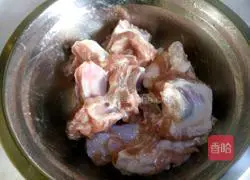 Illustration of how to cook braised short ribs with plum and chestnuts 4