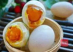 Illustration of how to make salted duck eggs 7