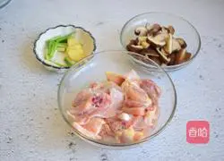 Illustration of how to make chicken legs and mushrooms stewed 1