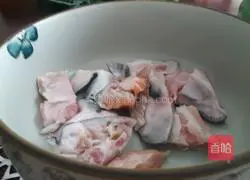 Illustration of how to make baked fish head with onion and ginger without water 1