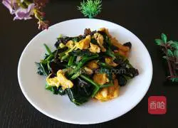 Illustration of how to make scrambled eggs with fungus, spinach and eggs on the fifteenth day of the first lunar month 13