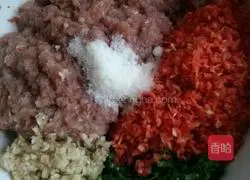 Illustration of how to make clear soup with hand 1